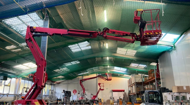 Ein Bild der Dachsanierung in der Werkhalle