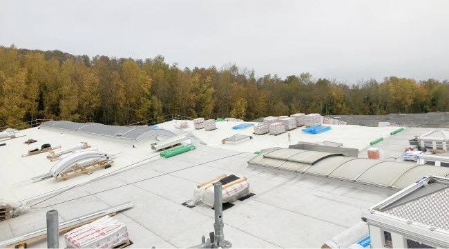 Ein Bild der Dachsanierung auf dem Dach der Werkhalle